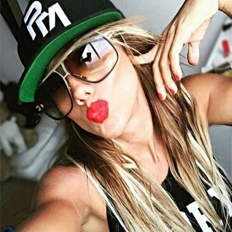 Stylish unisex lovers sunglasses with black PC lenses and sports frame design