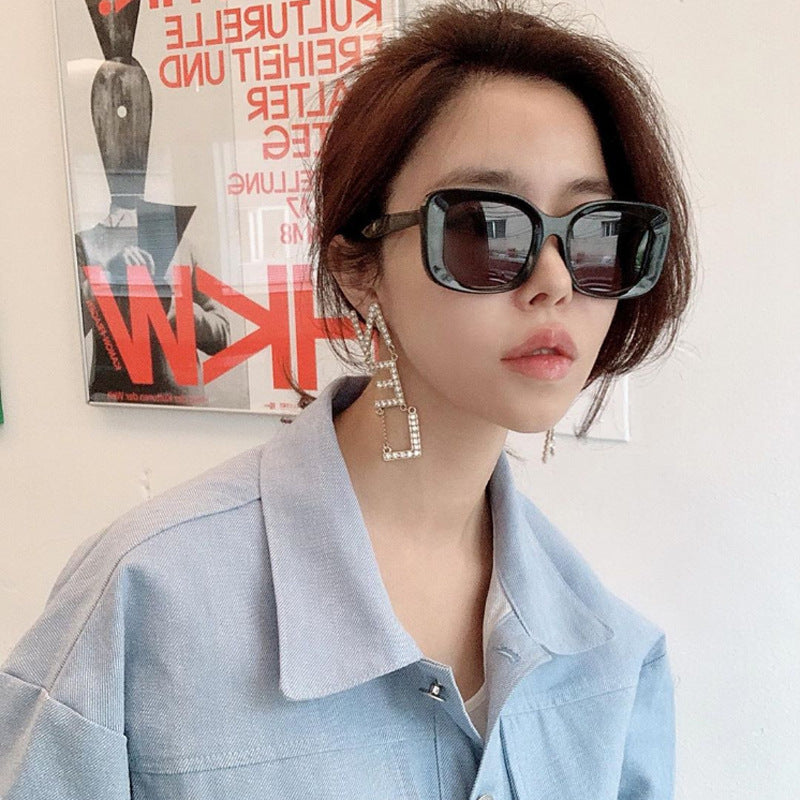 Large square sunglasses for men and women with PC frame and lens, unisex design in 6 colors, lightweight 35g, decorative non-polarized eyewear