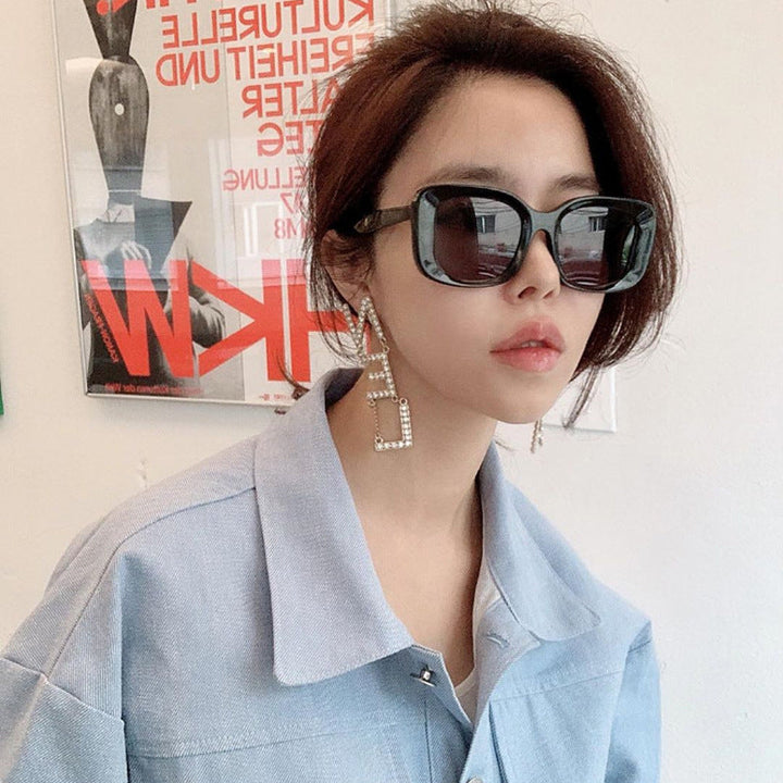 Large square sunglasses for men and women with PC frame and lens, unisex design in 6 colors, lightweight 35g, decorative non-polarized eyewear